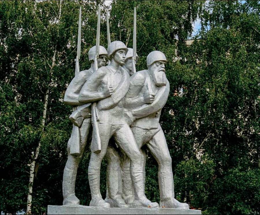 Памятник «Ополченцы» работы скульптора О.С. Кирюхина и архитектора А.П. Ершова