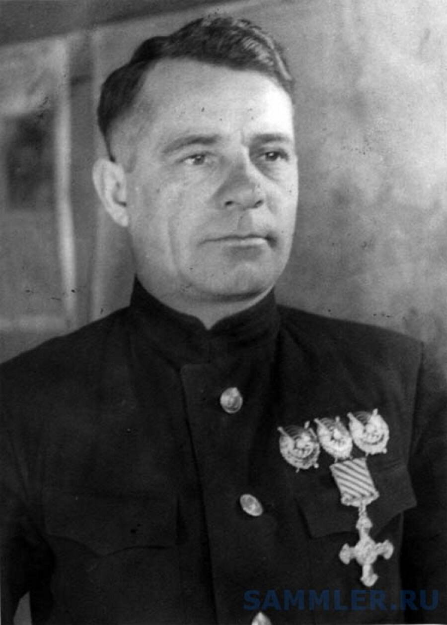 Полковник Алексей Кухаренко — один из четверых первых в Красной армии обладателей иностранных наград. Ниже орденов Ленина на кителе — британский крест «За выдающиеся летные заслуги»
