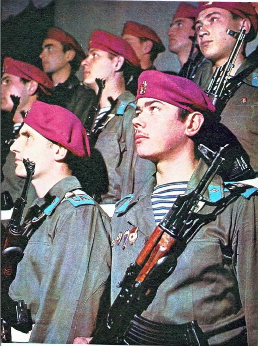 Малиновые береты советских десантников