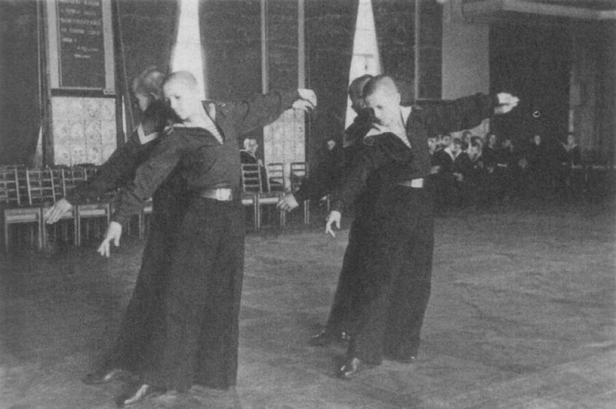 Нахимовцы на занятиях бальными танцами, 1947 год