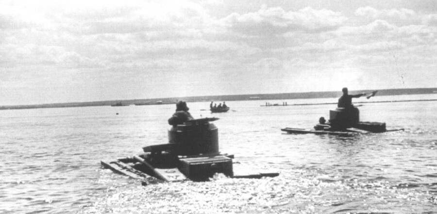 Малые плавающие танки Т-38 в Ладожском озере, сентябрь 1941 года