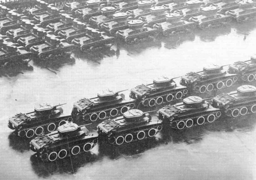 Танки Т-26 образца 1932 (двухбашенные пулеметные) и 1933 (однобашенные) годов на параде в Ленинграде, 1935 год. На переднем плане — колонна танков БТ-5