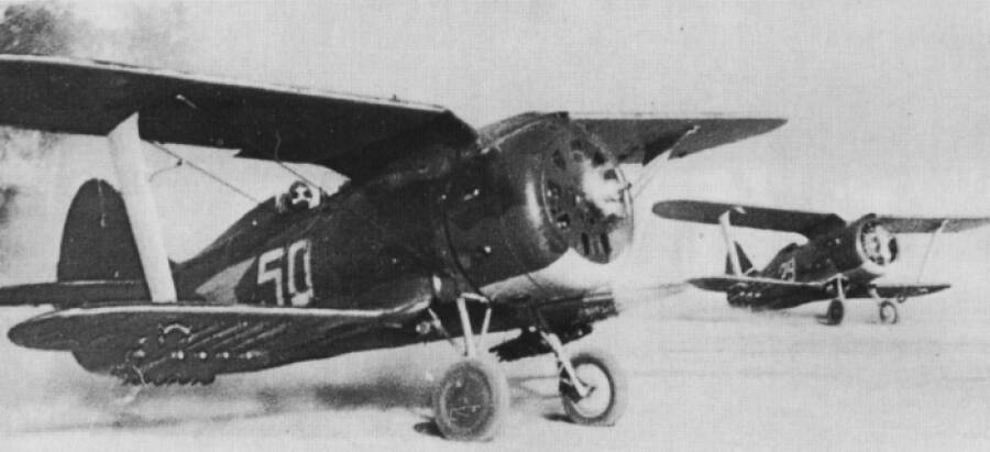Пара истребителей И-153 «Чайка» из 71-го Краснознаменного истребительного авиационного полка авиации Краснознаменного Балтийского флота с подвешенными ракетами РС-82 перед взлетом на аэродроме острова Лавенсаари, август 1942 года