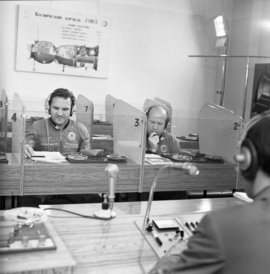 Валерий Кубасов и Алексей Леонов изучают английский язык в Центре подготовки космонавтов, 1974 год