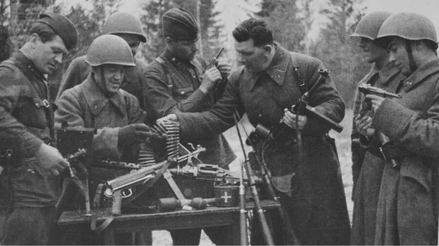 Командиры 311-й стрелковой дивизии осматривают захваченное немецкое стрелковое оружие