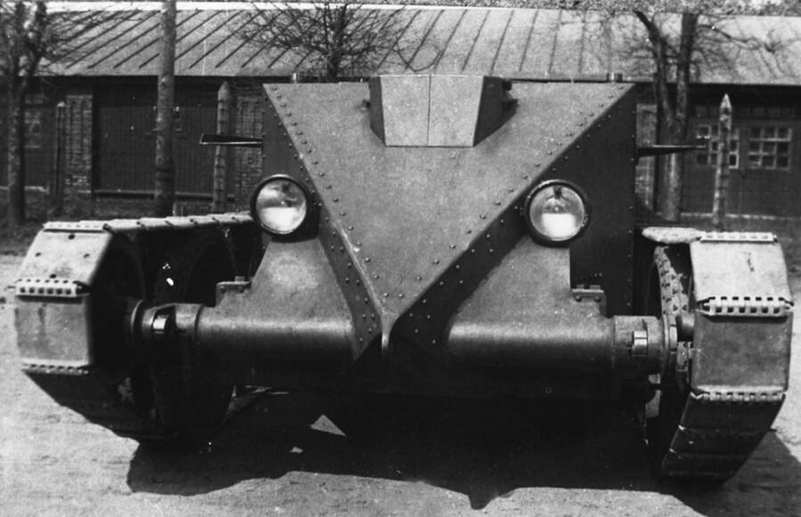 «Танк» Кристи на танковом полигоне Кубинка. Хорошо видно, за что эта машина получила у советских конструкторов прозвище «утконос»