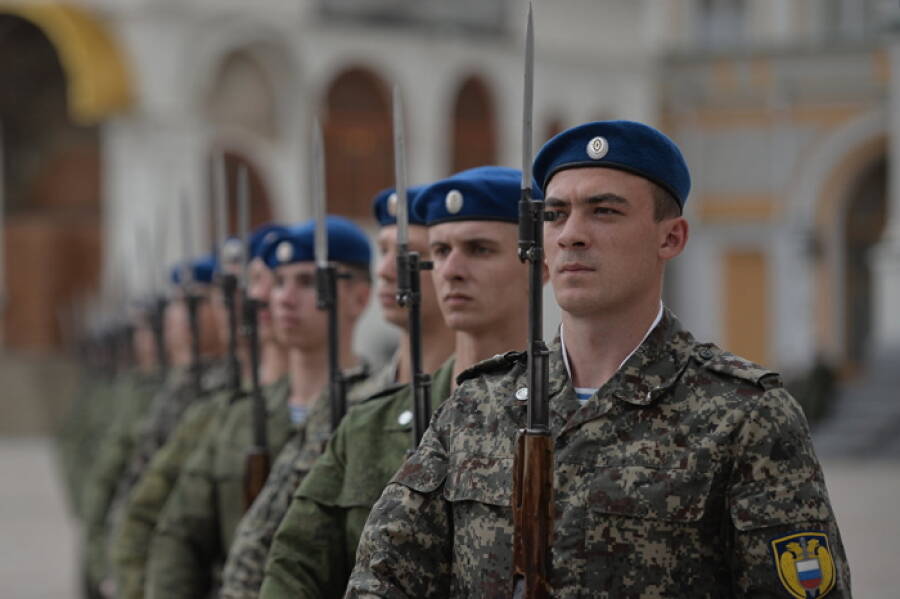Военнослужащие Президентского полка в повседневной форме во время отработки парадных приемов со штатным оружием почетного караула — карабинами СКС
