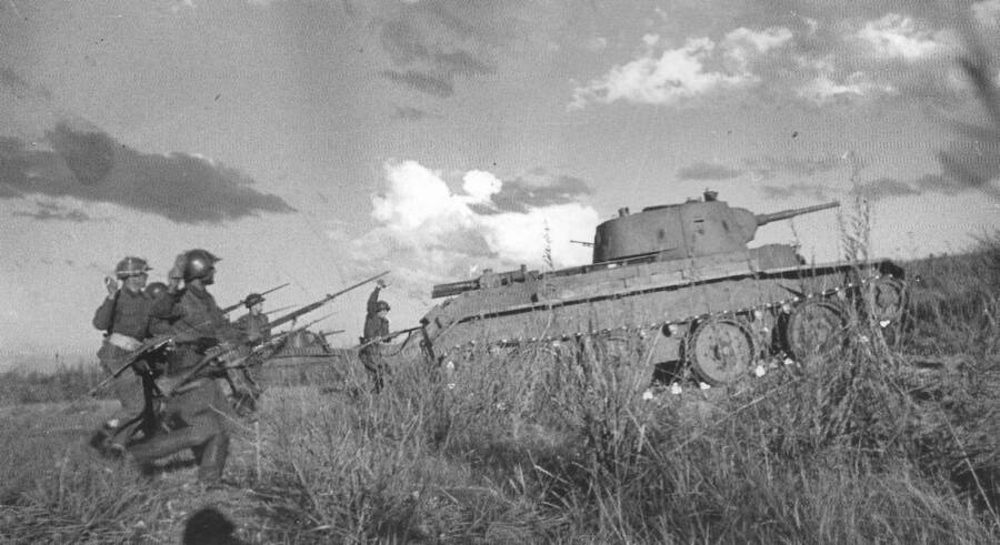 Красноармейцы идут в атаку при поддержке танков БТ, Халхин-Гол, 1939 год