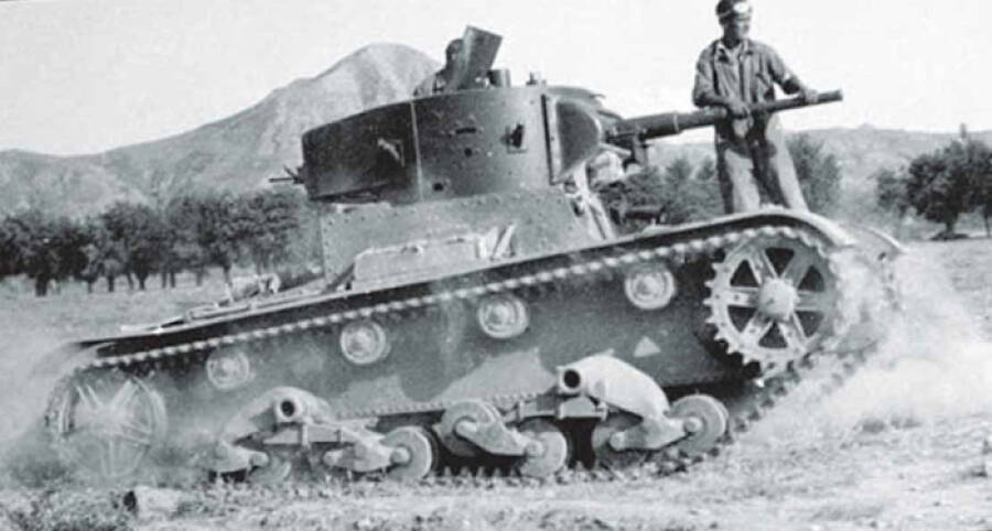 Советский танк Т-26 из состава танкового подразделения армии Испанской республики