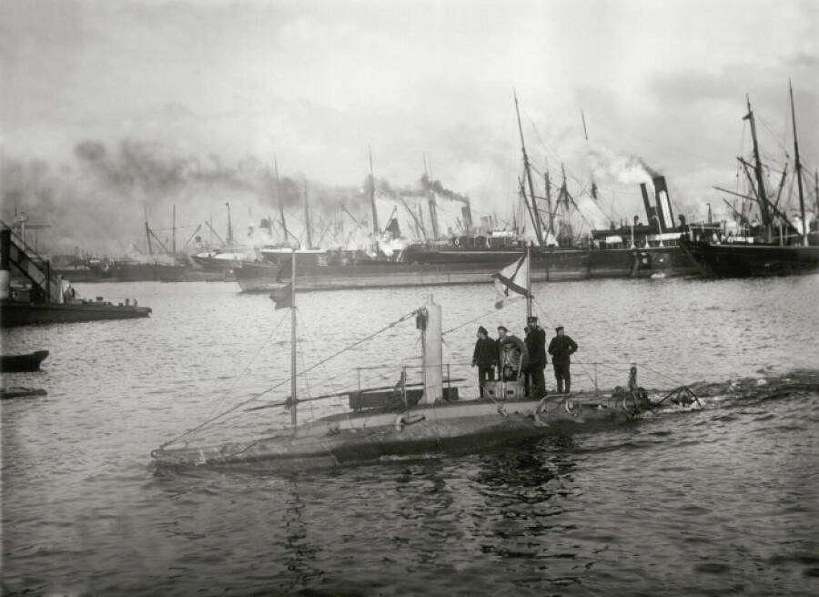 Миноносец №150 возвращается после ходовых испытаний Морским каналом Санкт-Петербурга, 1903 год