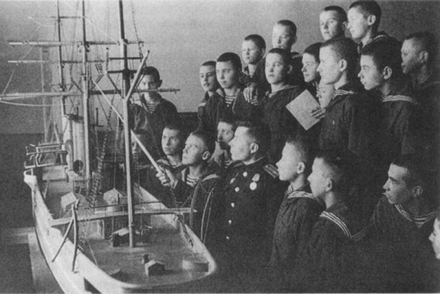 Нахимовцы послевоенного набора за изучением оснастки парусного судна