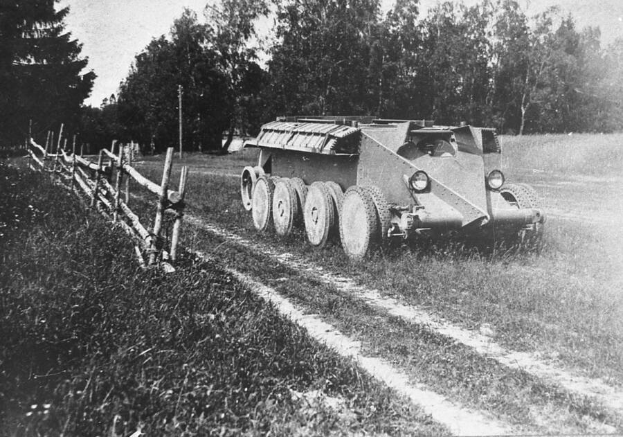 «Танк» Кристи без башни и вооружения во время испытаний ходовой части на танковом полигоне Кубинка, 1931 год
