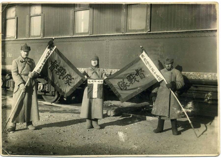 Красноармейцы с китайскими знаменами