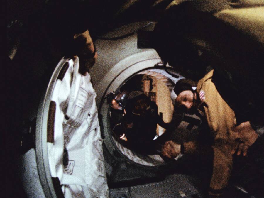 Первое советско-американское рукопожатие в космосе. Справа — выходящий из переходного отсека Томас Стаффорд, слева — встречающий его на борту «Союза-19» Алексей Леонов. Кадр из прямой телепередачи с орбиты, 17 июля 1975 года