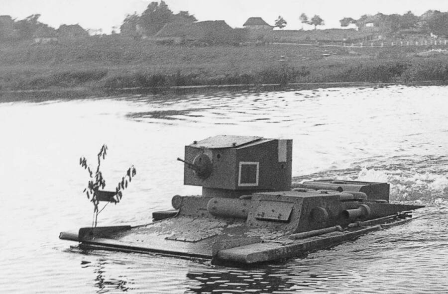 Малый плавающий танк Т-37А преодолевает водную преграду на Больших Киевских маневрах, 1935 год