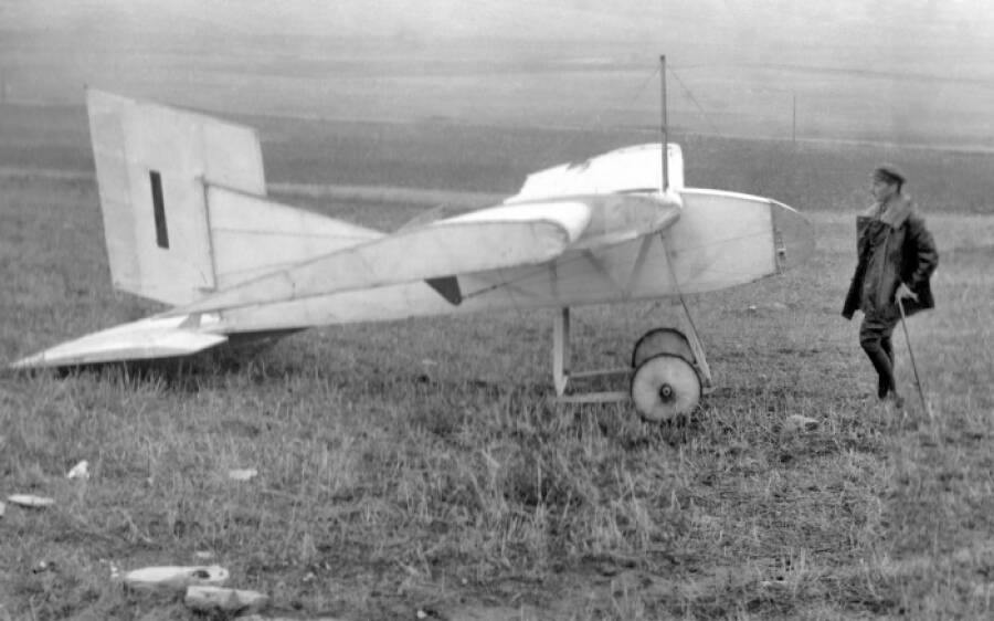 Константин Арцеулов у планера А-5 своей конструкции, I Всесоюзные планерные испытания, ноябрь 1923 года, Коктебель