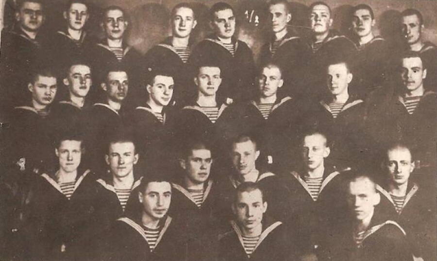 Моряки первого взвода второй роты (девятый класс) ленинградской военно-морской спецшколы №2 в эвакуации