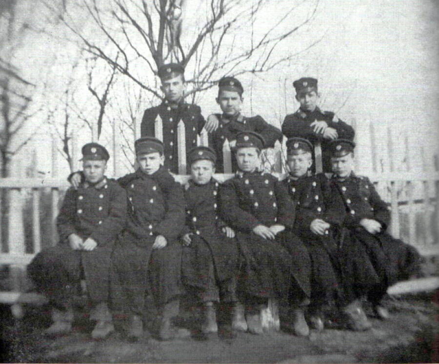 Николай Поликарпов (второй слева в первом ряду) среди учеников Ливенского духовного училища, март 1903 года