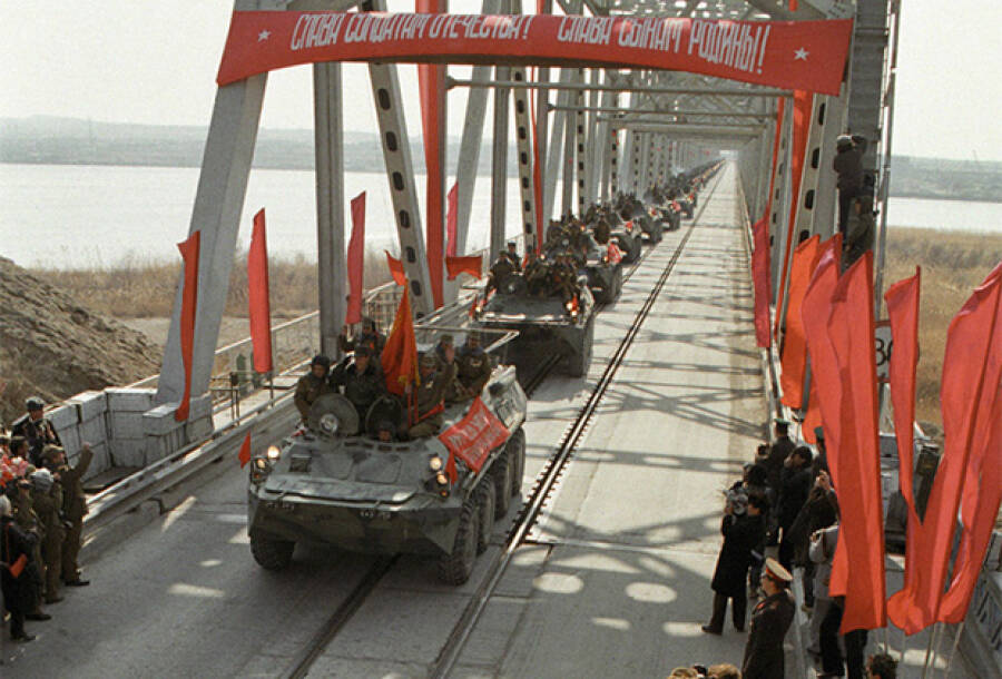 Советские войска покидают Афганистан по мосту Дружбы в Термезе. Февраль 1989 года