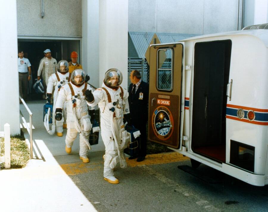 Члены экипажа «Аполлона» садятся в микроавтобус, чтобы ехать на стартовую площадку, 15 июля 1975 года. Впереди — командир экипажа Томас Стаффорд, за ним — Вэнс Бранд и Дональд Слейтон