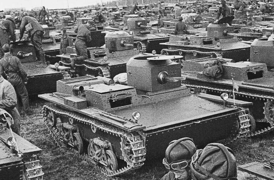 Малые плавающие танки Т-38 перед началом учений, Московский военный округ, лето 1937 года