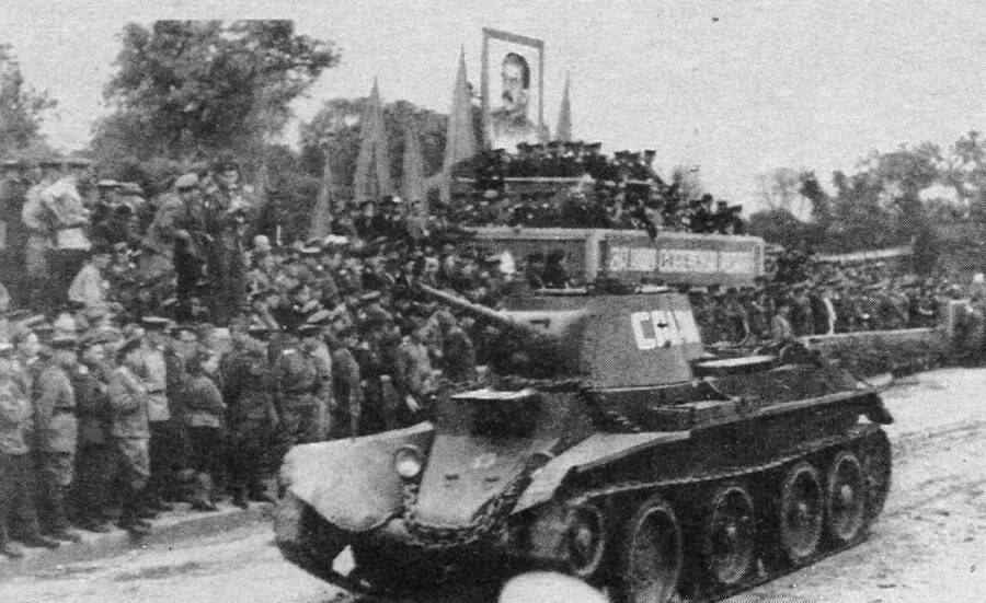 Танки БТ-7 из состава частей Дальневосточного военного округа на параде в городе Харбин, 16 сентября 1945 года