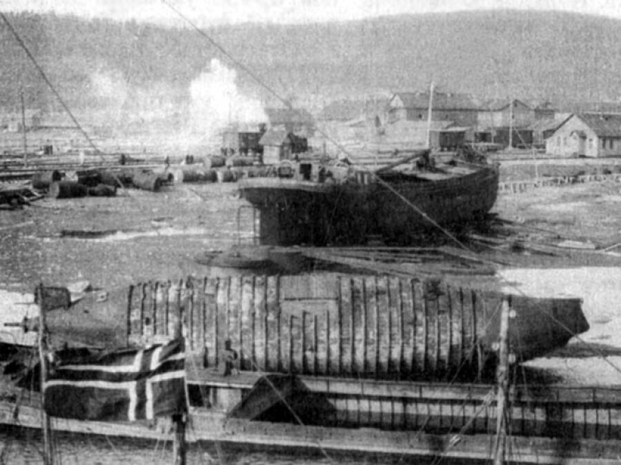 Корпус подводной лодки «Дельфин» в порту Мурманска, 1919 год