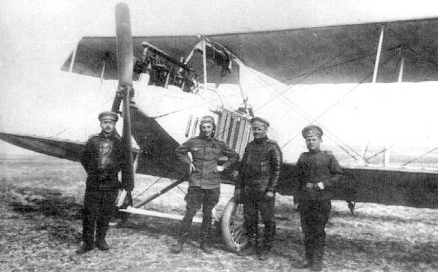Летчик 18-го корпусного авиаотряда Константин Арцеулов (второй слева) возле германского самолета «Альбатрос», захваченного им в воздушном бою и использовавшегося для полетов на разведку