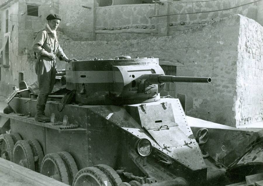 Республиканский танк БТ-5 из состава 1-го отдельного интернационального танкового полка, захваченный войсками генерала Франко в Теруэле, 1937 год