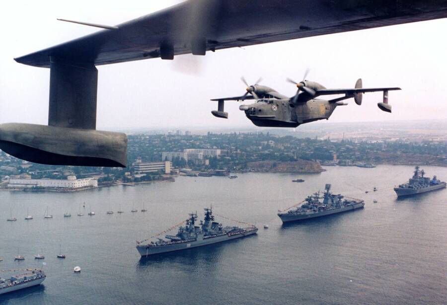 Один из первых постсоветских военно-морских парадов в честь Дня ВМФ в Севастополе. Над кораблями — самолеты-амфибии Бе-12 авиации Черноморского флота