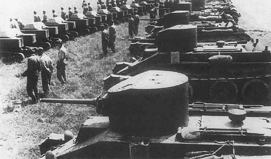 Танки БТ-2 в строю 1-й механизированной бригады им. Калиновского, 1932 год Файл: танки-калиновский