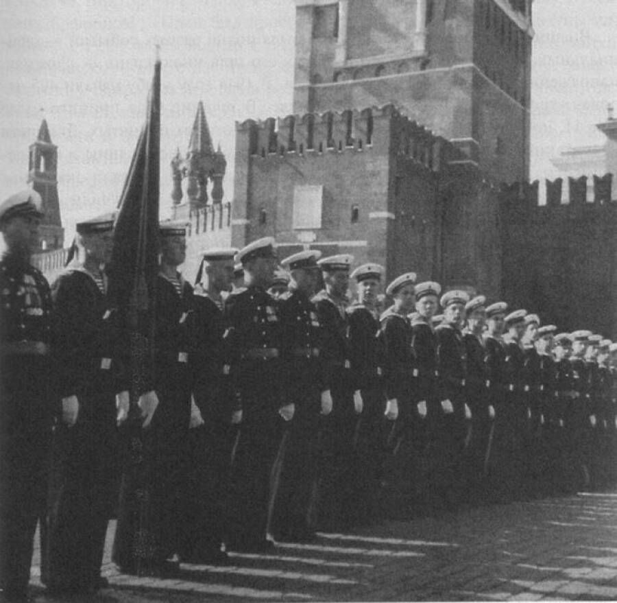 Воспитанники Тбилисского нахимовского училища на первомайском параде в Москве, 1950 год