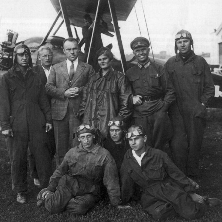 Николай Поликарпов (третий слева) среди курсантов аэроклуба завода № 39 на фоне учебного самолета У-2