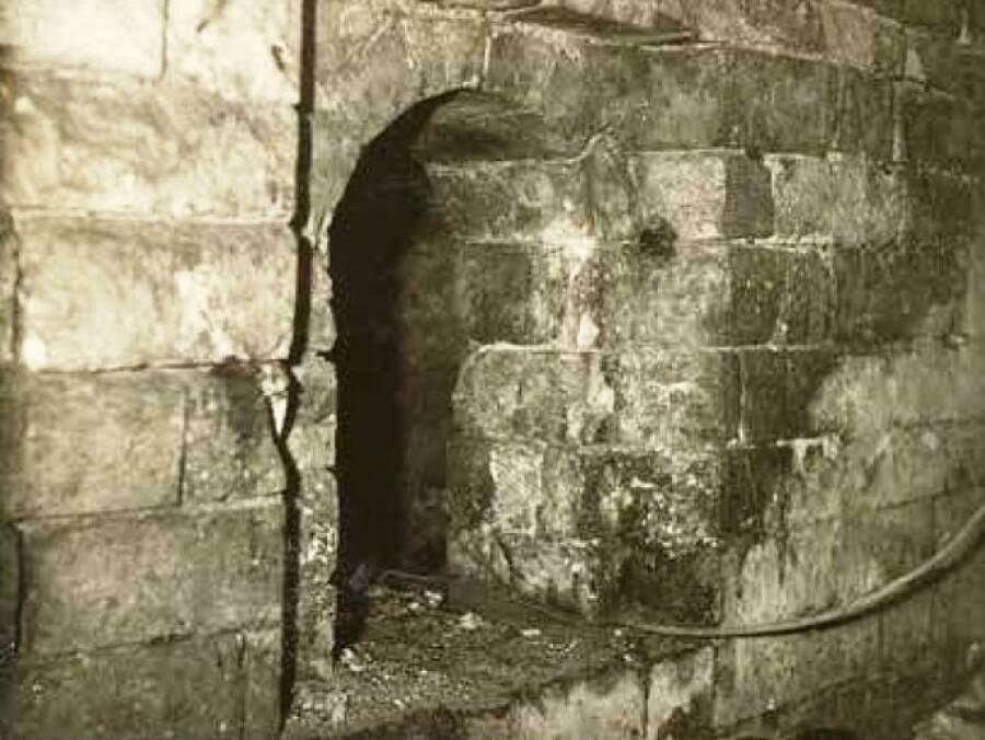 Вскрытый тайник в стене церкви Вознесения Господня в Коломенском