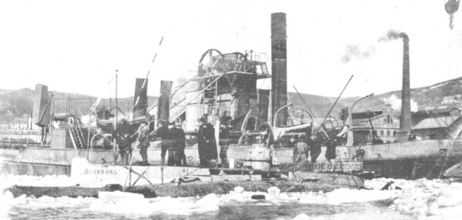 Подводная лодка «Дельфин» во Владивостоке перед первыми погружениями, весна 1905 года
