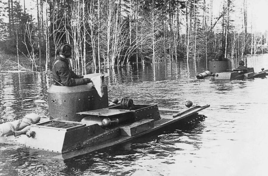 Малые плавающие танки Т-38 преодолевают водную преграду во время учений, Московский военный округ, лето 1937 года