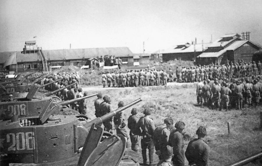 Танки Т-26 и красноармейцы во время построения на площади города Сикука (в настоящее время город Поронайск в Сахалинской области) на Южном Сахалине, август 1945 года