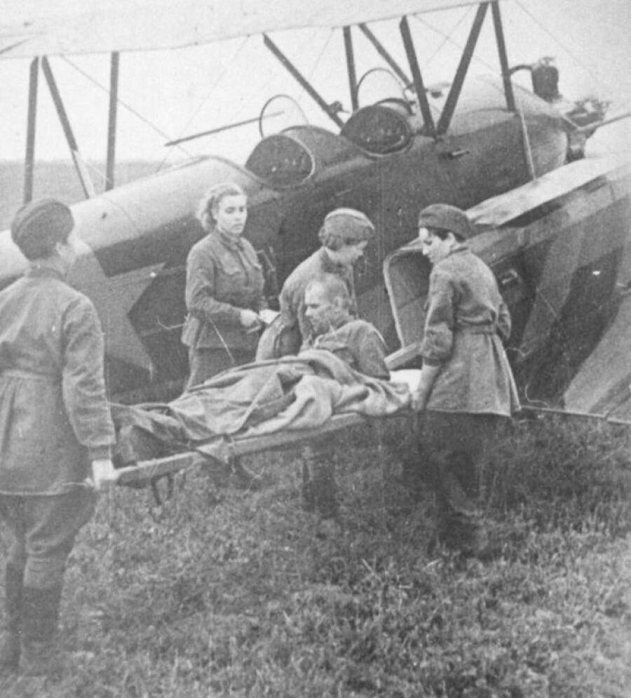 Эвакуация раненых на самолете У-2 с пеналами для перевозки людей на нижних крыльях, лето 1941 года