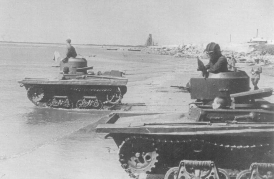 Малые плавающие танки Т-37А 178-й стрелковой дивизии на маневрах, Крым, лето 1940 года