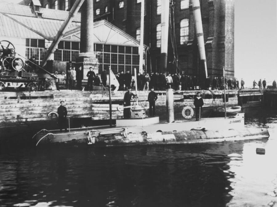 Подводная лодка «Дельфин» после первой модернизации у стенки Балтийского завода, 1904 год