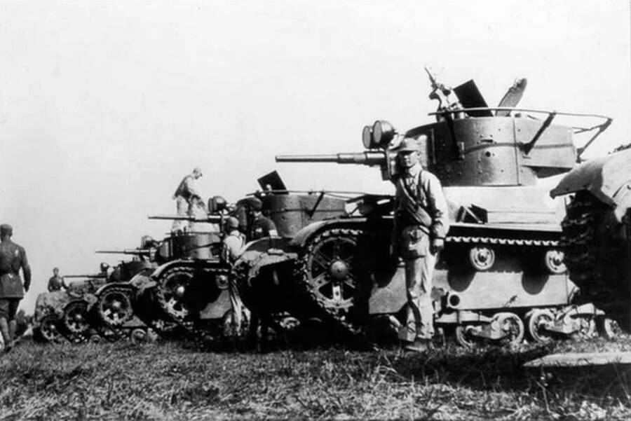 Поставленные Советским Союзом легкие танки Т-26 в составе китайской армии
