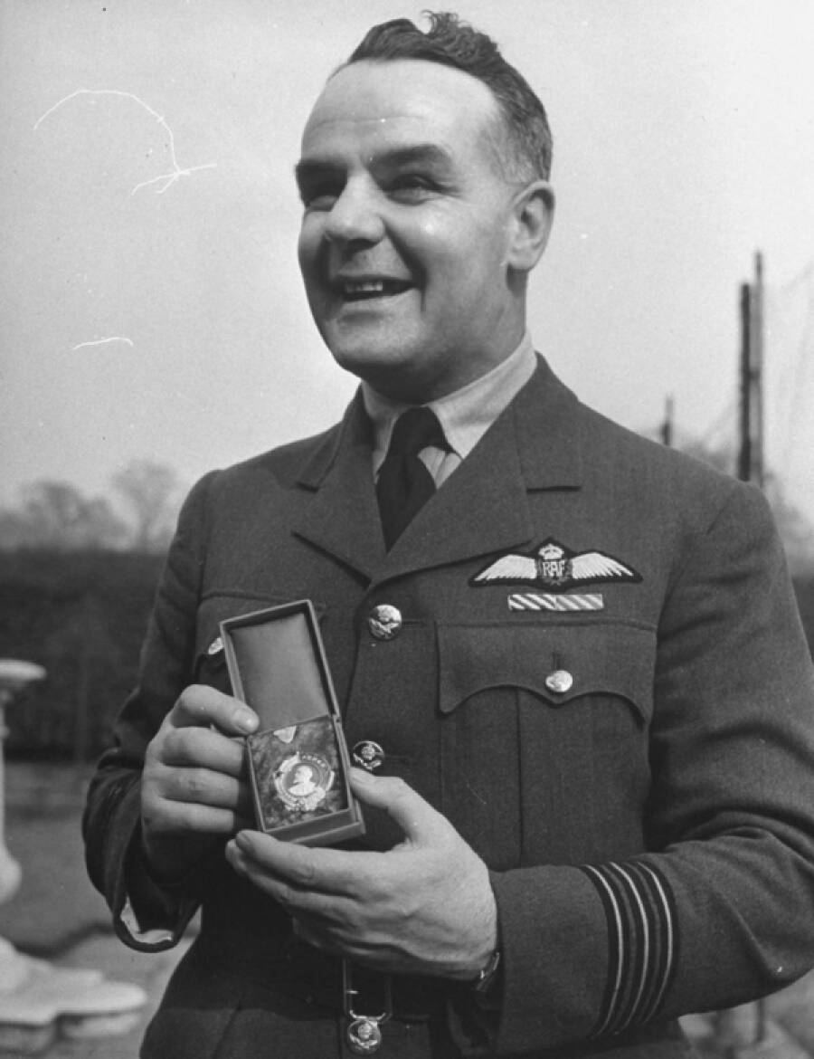 Командир 151-го авиакрыла полковник Генри Рэмсботтом-Ишервуд с врученным ему орденом Ленина, 25 марта 1942 года