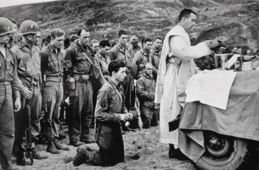 Католическое богослужение в подразделении американской армии после высадки в секторе «Омаха»