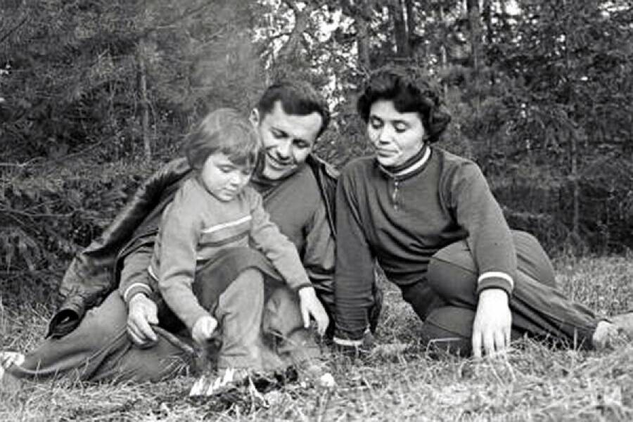 М. Попович с мужем П. Поповичем и дочерью