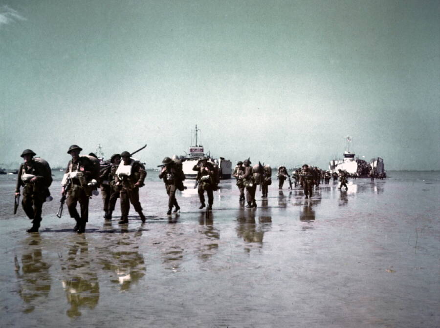 Канадские солдаты на пляже «Джуна» в Берьер-Сюр-Мер в Нормандии