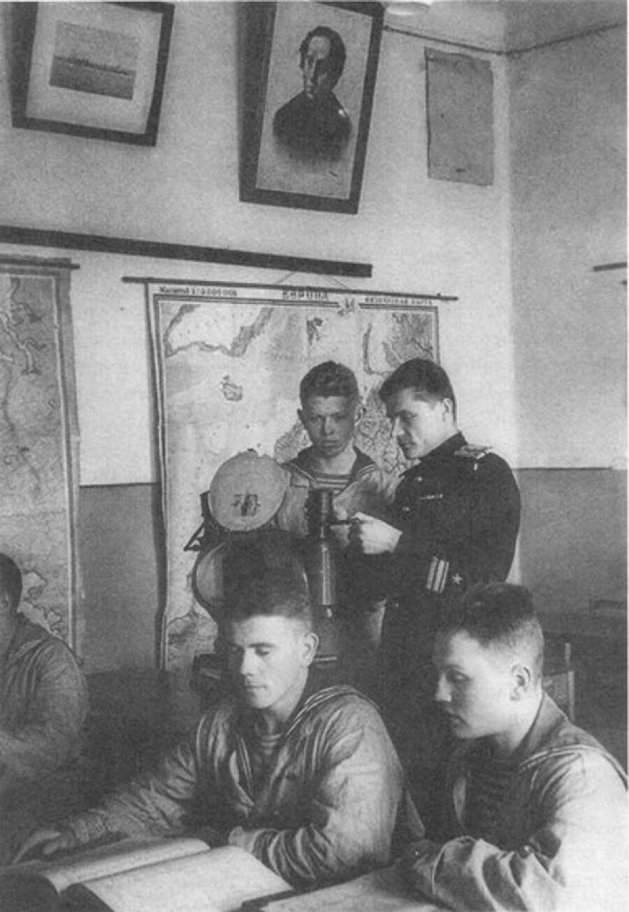 Нахимовцы на занятиях по военно-морскому делу, 1949 год