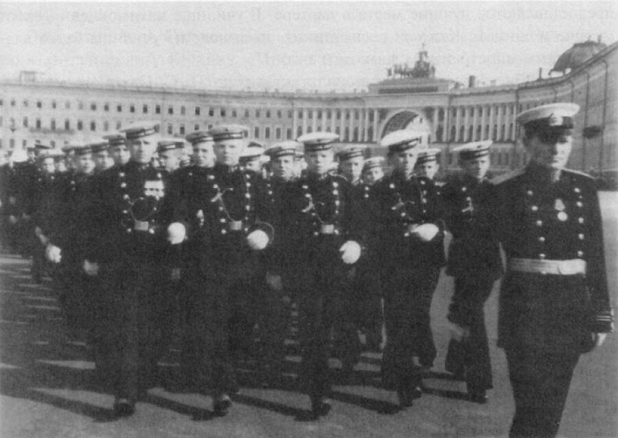 Ленинградские нахимовцы на первомайском параде на Дворцовой площади, 1946 год