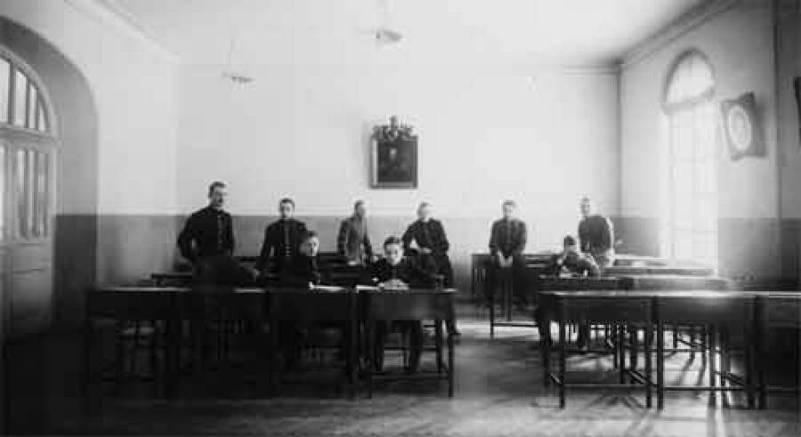 Лицеисты в классе. Фото начала XX века