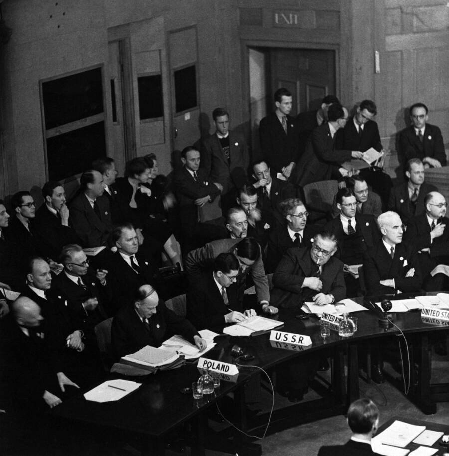 На первой сессии Генассамблеи ООН, 17 января 1946 года. За столом справа налево: Эдвард Стеттиниус (США), Эрнест Бевин (Великобритания), Андрей Громыко (СССР), и Зигмунд Модзелевский (Польша)