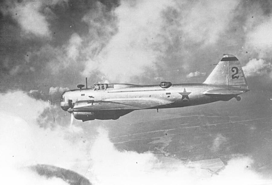 Дальний бомбардировщик ДБ-3Б одной из ранних серий в полете